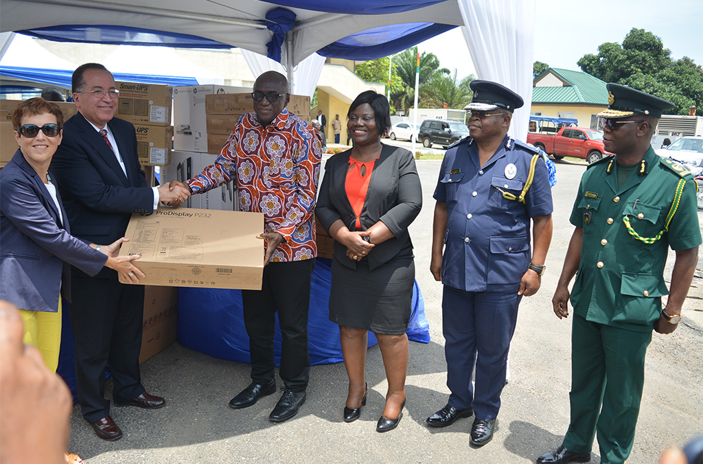 Ceremonia oficial de entrega para la extensión WAPIS en Ghana. De la izquierda a la derecha: Embajador de la Unión Europea en Ghana, Director Ejecutivo de la INTERPOL para las Asociaciones y la Planificación y Ministro del Interior de Ghana