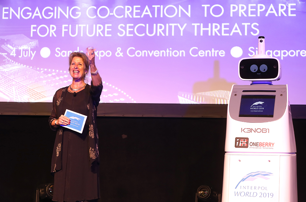 Anita Hazenberg, Directrice du Centre d’innovation d’INTERPOL, donne le coup d’envoi du Forum aux côtés du robot Kenobi.